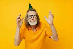 Porträt Alten Mann Spaß Geburtstag Deckel auf das Kopf isoliert Hintergrund foto