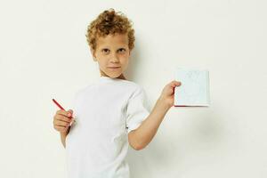 Junge zeichnet mit Bleistift im Notizbuch Unterhaltung Studio foto