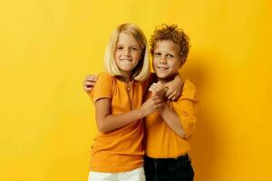 süß Vorschule Kinder beiläufig tragen Spiele Spaß zusammen posieren auf farbig Hintergrund foto