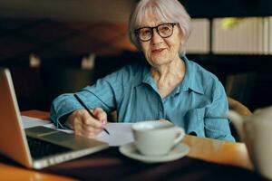 Alten Frau Unterlagen Arbeit Blatt von Papier und Stift im Ruhestand Frau chatten unverändert foto