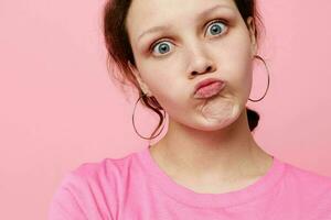 Porträt von ein jung Frau im ein Rosa T-Shirt Jugend Mode Studio Modell- unverändert foto