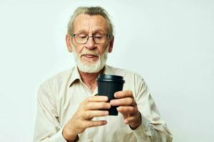Porträt Alten Mann Einweg Glas trinken Emotionen isoliert Hintergrund foto