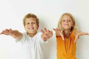 Junge und Mädchen Hand Gesten Spaß Kindheit isoliert Hintergrund unverändert foto