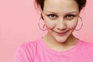 schön Frau im ein Rosa T-Shirt Jugend Mode Rosa Farbe Hintergrund unverändert foto