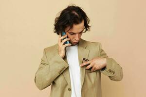 Mann reden auf das Telefon Technologien isoliert Hintergrund foto