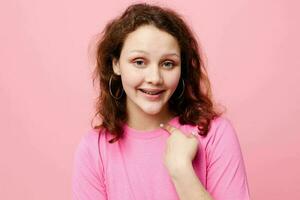 jung Frau Jugend Kleidung posieren modern Stil Rosa Farbe Hintergrund unverändert foto