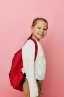 Porträt von glücklich lächelnd Kind Mädchen Kinder Stil Rucksack Schule isoliert Hintergrund foto