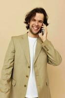 attraktiv Mann Kommunikation durch Telefon Beige passen elegant Stil Lebensstil unverändert foto