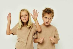 Junge und Mädchen gestikulieren mit ihr Hände zusammen Kindheit unverändert foto
