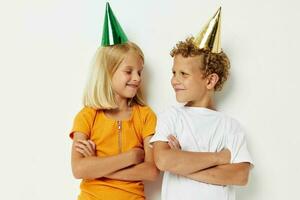 süß stilvoll Kinder im mehrfarbig Kappen Geburtstag Urlaub Emotion isoliert Hintergrund unverändert foto