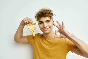 pervers Kerl im ein Gelb T-Shirt Essen Pizza Lebensstil unverändert foto