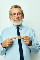 Foto von im Ruhestand alt Mann im ein Hemd mit ein Krawatte Finanzen und Investitionen Bitcoin abgeschnitten Aussicht