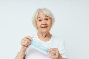 Porträt von ein alt freundlich Frau Gesundheit Lebensstil medizinisch Maske Behandlung Nahansicht foto