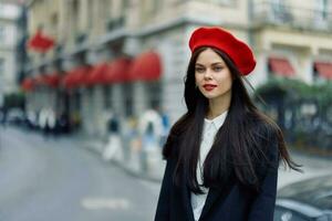 Mode Frau Porträt Schönheit Stehen auf das Straße im Vorderseite von das Stadt im stilvoll Kleider mit rot Lippen und rot Baskenmütze, reisen, filmisch Farbe, retro Jahrgang Stil, städtisch Mode Lebensstil. foto