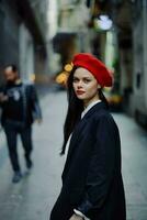 Mode Frau Porträt Gehen Tourist im stilvoll Kleider mit rot Lippen Gehen Nieder eng Stadt Straße, reisen, filmisch Farbe, retro Jahrgang Stil, dramatisch. foto