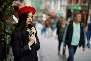 Frau Gehen Nieder ein alt Stadt Straße im ein Menge, Soziophobie, Angst von Menschenmassen, Angst von Menschen, Panik Attacke. foto