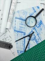 Architekt Ingenieur Büro Schreibtisch. Entwurf Pläne und Haus Modell- mit Herrscher, Kompass, und Lupe Glas foto