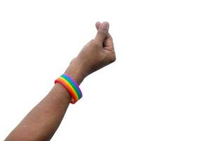 Hand tragen Regenbogen oder lgbtq Symbol Armband Dehnen im das Luft mit Mini Herz Symbol zu Kampagne zum Schutz und Unterstützung auf Geschlecht Vielfalt oder lgbtq Menschen und Gemeinschaft isoliert auf Weiß foto