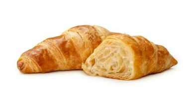 Single Stück von Croissant mit Hälfte isoliert auf Weiß Hintergrund mit Ausschnitt Pfad foto