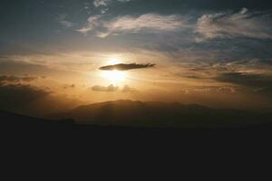 Sonnenuntergang Landschaft mit szenisch Berge Aussicht foto