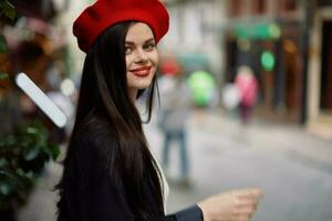 Frau Lächeln mit Zähne Gehen um Stadt, stilvoll modisch Kleider und bilden, Frühling gehen. foto