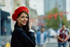 ein schön Lächeln Frau mit Zähne Spaziergänge im das Stadt gegen das Hintergrund von Büro Gebäude, stilvoll modisch Jahrgang Kleider und bilden, Herbst gehen, Reise. foto