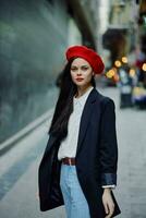 Mode Frau Porträt Gehen Tourist im stilvoll Kleider mit rot Lippen Gehen Nieder eng Stadt Straße, reisen, filmisch Farbe, retro Jahrgang Stil, dramatisch. foto