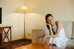 traurig Frau deprimiert Sitzung auf das Couch beim heim, Angst Störung allein ohne das Hilfe von ein Psychologe foto