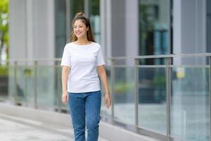 Frau im weißen T-Shirt und in den blauen Jeans foto