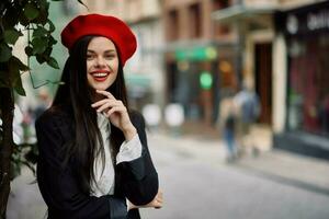 Mädchen Lächeln mit Zähne steht auf das Straße im das Stadt im ein Jacke und rot Baskenmütze, filmisch Französisch Mode Stil Kleidung, Reise zu Istanbul foto