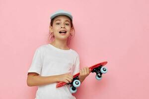 süß Mädchen mit ein Skateboard im Hand Kindheit unverändert foto