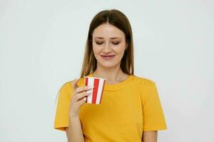 ziemlich Frau im Gelb T-Shirt Glas mit trinken foto