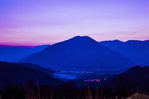 rosa und lila Sonnenuntergang auf Bergen foto