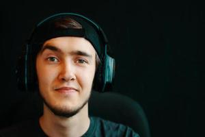 Streamer-Spieler in der Kappe mit Headset-Lächeln foto