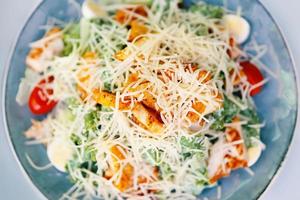 Mahlzeit von Salat Caesar auf dem Tisch