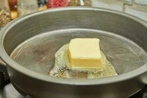 Butter ist geschmolzen im braten schwenken Über niedrig Hitze foto