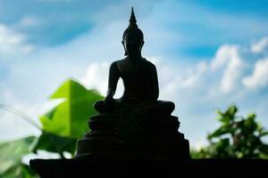 Buddha Statue auf Sonnenuntergang Hintergrund, Buddha Silhouette auf Blau Sonnenuntergang Hintergrund foto