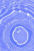 lila Wasser mit Wellen auf das Oberfläche. defokussieren verschwommen transparent Rosa farbig klar Ruhe Wasser Oberfläche Textur mit spritzt und Blasen. Wasser Wellen mit leuchtenden Muster Textur Hintergrund. foto