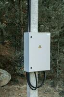 elektrisch Metall Box auf ein Pole. elektrisch Steuerung Kabinett auf ein Pole foto