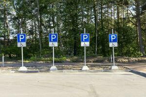 Parkplatz Zeichen zum Menschen mit Behinderungen im das Park foto