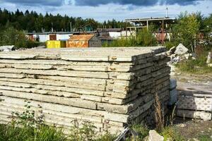 ein Stapel von alt zerlegt Beton Straße Platten foto