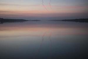 ein Dunst über dem Wasser bei Sonnenuntergang Sonnenuntergang über dem See