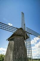 hölzern Windmühle Nahansicht mit groß Klingen mit ein schön sonnig Himmel foto