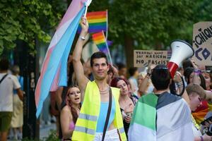 Granada, Spanien. Juni 26, 2023. Vielfalt von Menschen beim lgbtq Stolz Demonstration foto