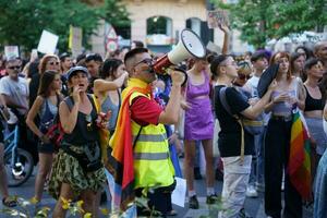 Granada, Spanien. Juni 26, 2023. Vielfalt von Menschen beim lgbtq Stolz Demonstration foto