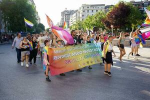 Granada, Spanien. Juni 26, 2023. Vielfalt von Menschen beim lgbtq Stolz Demonstration foto