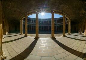 Granada, Spanien, Dezember 13 .. 2020. Hof von das Palast von Carlos v im das Alhambra im Granada foto