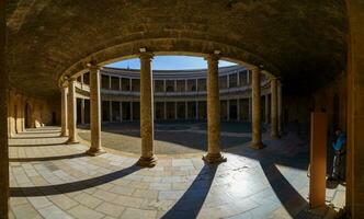 Granada, Spanien, Dezember 13 .. 2020. Hof von das Palast von Carlos v im das Alhambra im Granada foto