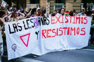 Granada, Spanien. Juni 26, 2023. Vielfalt von Menschen beim lgbtq Stolz Demonstration foto