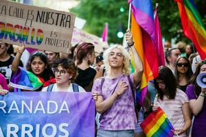 Granada, Spanien. Juni 26, 2023. Vielfalt von Menschen beim lgbtq Stolz Demonstration foto